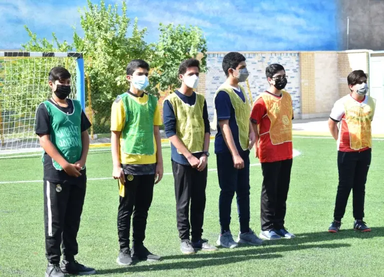 افتتاح چمن مصنوعی دبیرستان شاهد شهدای گمنام لار